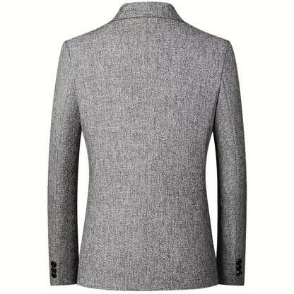 "Elegante RAYAN herenblazer in blauw met reverskraag, klepzakken en knopen voor stijlvolle looks. All-season stijlbasic."