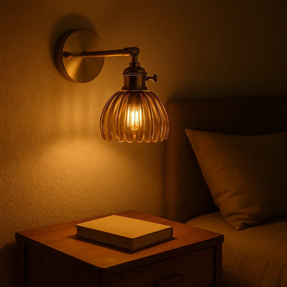 "Elegante retro wandlamp met glazen tulpenkap, verspreidt warme gloed, vintage charme voor klassieke interieurstijlen."