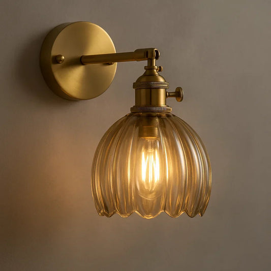 "Elegante retro wandlamp met glazen tulpenkap, verspreidt warme gloed, vintage charme voor klassieke interieurstijlen."