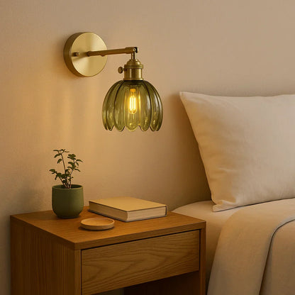 "Elegante retro wandlamp met glazen tulpenkap, verspreidt warme gloed, vintage charme voor klassieke interieurstijlen."