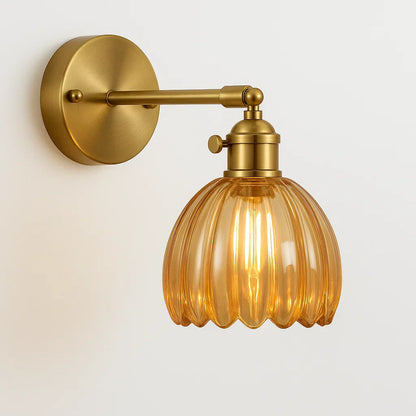 "Elegante retro wandlamp met glazen tulpenkap, verspreidt warme gloed, vintage charme voor klassieke interieurstijlen."