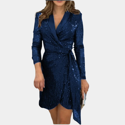 "Elegante rode blazerjurk met pailletten, diepe V-hals en ceintuur voor feestelijke gelegenheden, moderne en klassieke stijl.