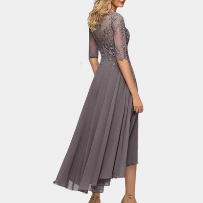 "Elegante roze A-lijn feestjurk voor dames met sierlijke kanten details, perfect voor zomerse feesten en speciale gelegenhede
