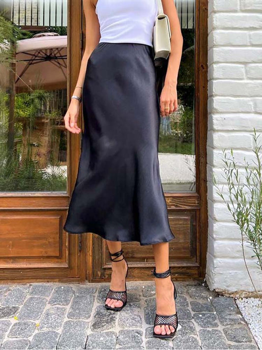 "Elegante satijnen midi-rok in vloeiende stijl, met subtiele glans en veelzijdige pasvorm voor moderne dames."