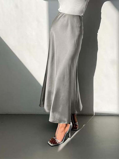 "Elegante satijnen midi-rok in vloeiende stijl, met subtiele glans en veelzijdige pasvorm voor moderne dames."