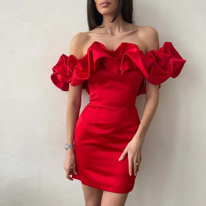 "Elegante satijnen off-shoulder mini jurk met ruches, licht glanzend, getailleerd model, perfecte chique avondlook."