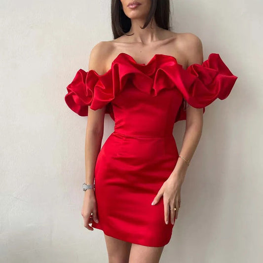 "Elegante satijnen off-shoulder mini jurk met ruches, licht glanzend, getailleerd model, perfecte chique avondlook."