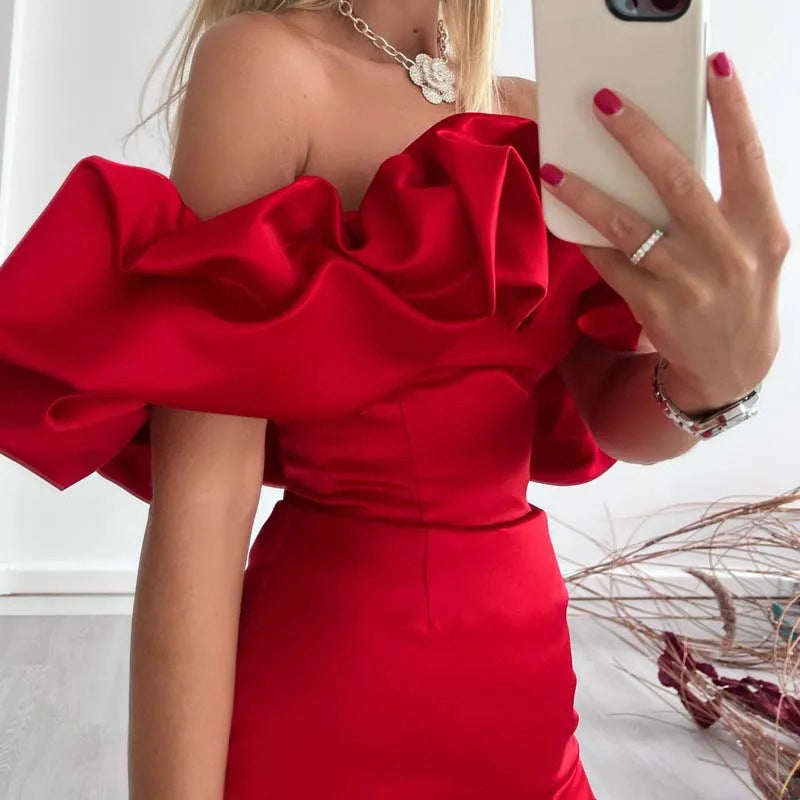 "Elegante satijnen off-shoulder mini jurk met ruches, licht glanzend, getailleerd model, perfecte chique avondlook."