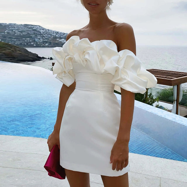 "Elegante satijnen off-shoulder mini jurk met ruches, licht glanzend, getailleerd model, perfecte chique avondlook."