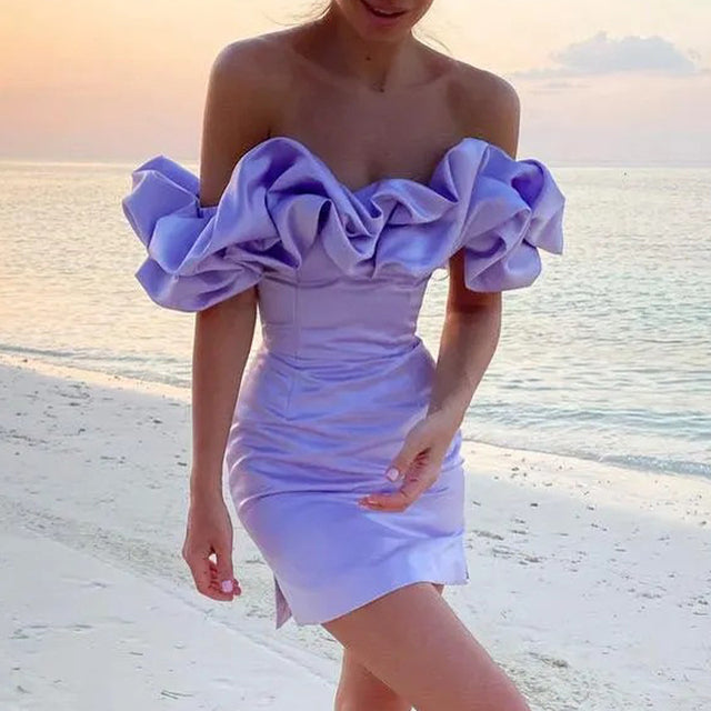 "Elegante satijnen off-shoulder mini jurk met ruches, licht glanzend, getailleerd model, perfecte chique avondlook."