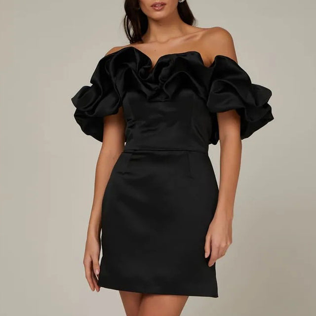 "Elegante satijnen off-shoulder mini jurk met ruches, licht glanzend, getailleerd model, perfecte chique avondlook."