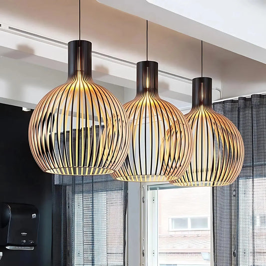 "Elegante Scandinavische houten hanglamp, minimalistisch design, verstelbare kabel, natuurlijke uitstraling, warme gloed."
