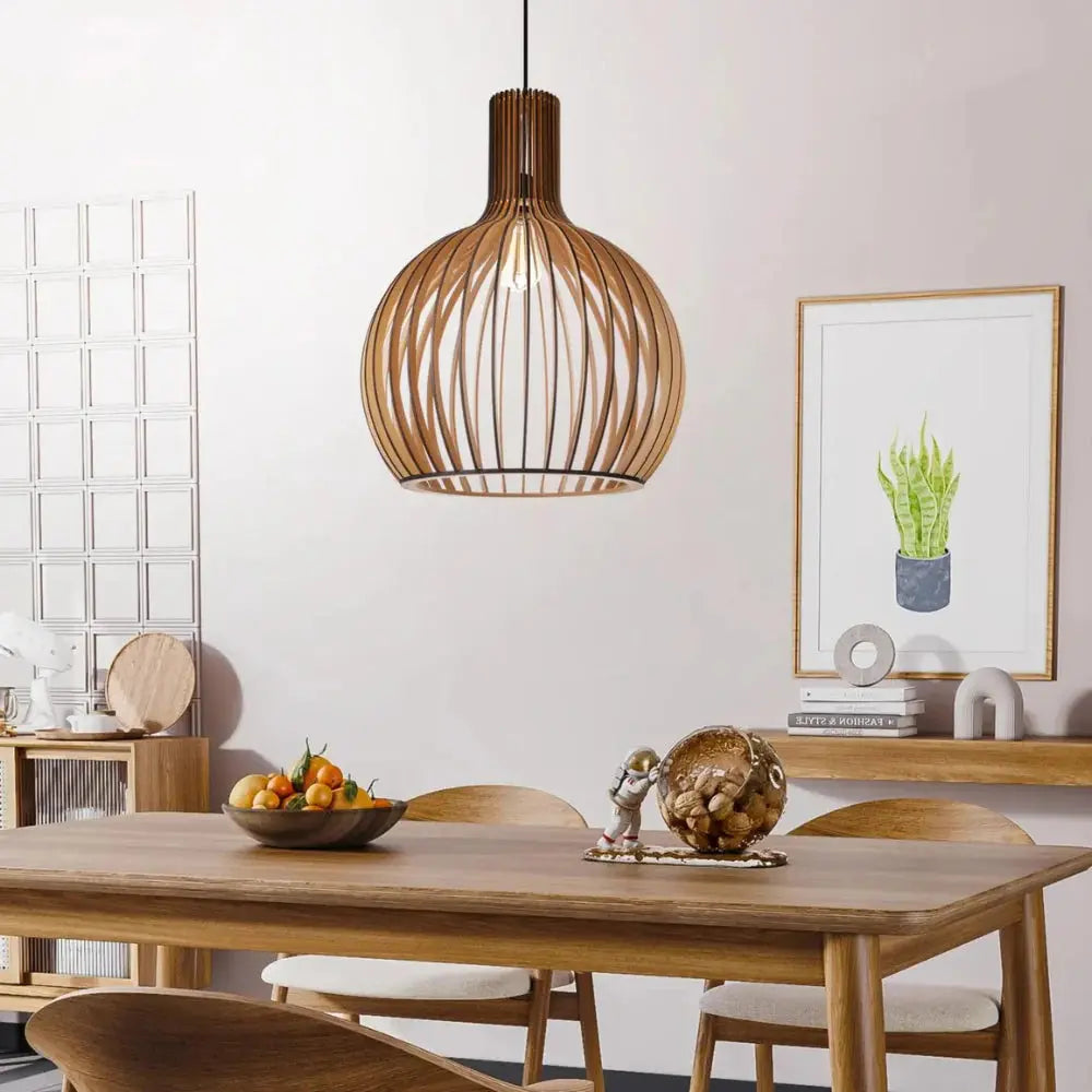 Verstelbare Scandinavische design hanglamp voor eetkamer. Minimalistische houten plafondlamp, sfeervolle verlichting.