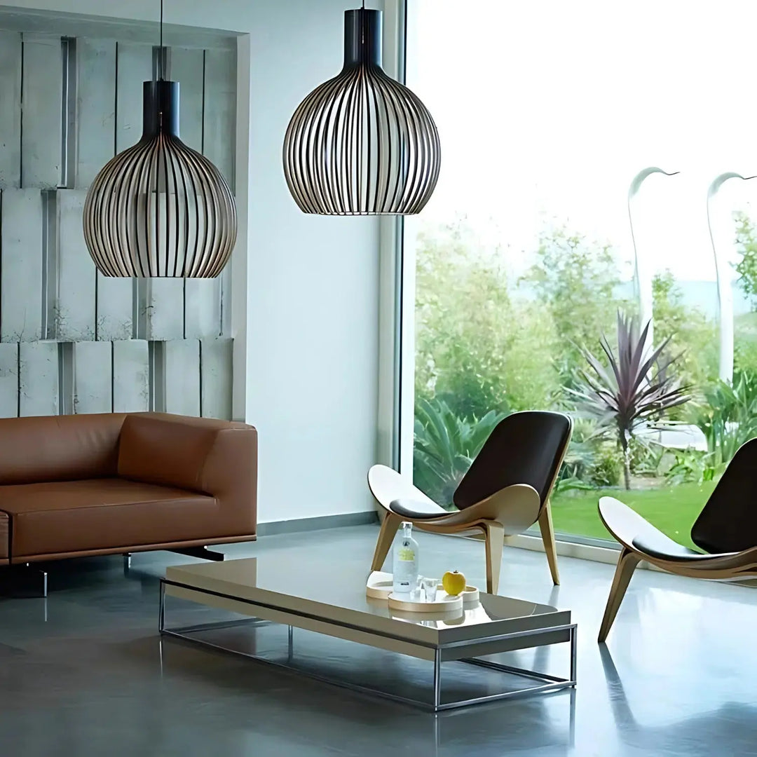 Verstelbare houten hanglamp in Scandinavische stijl. Elegante, moderne design plafondlamp voor sfeervolle verlichting.