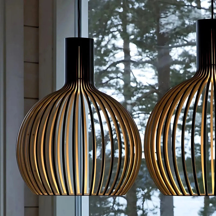 Houten Scandinavische hanglamp met modern, minimalistisch design. Geschikt als plafondlamp voor eetkamerverlichting.