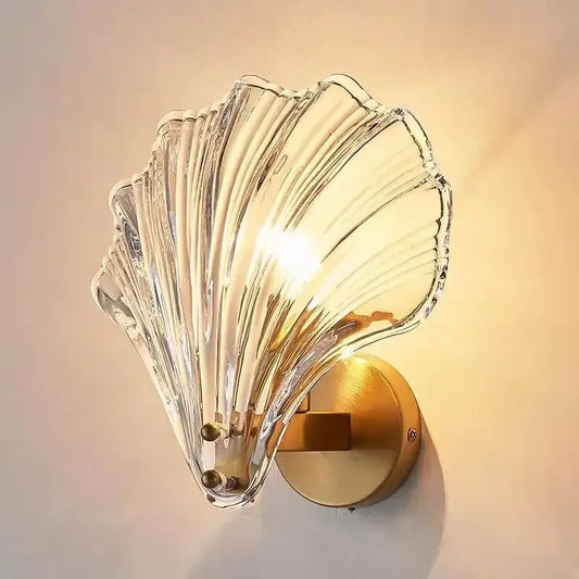"Elegante schelpvormige wandlamp van glas met warme LED-verlichting voor een stijlvolle, natuurlijke interieurtoets."