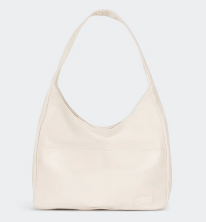 "Elegante schoudertas vooraanzicht met strakke lijnen en zacht materiaal, perfect voor dagelijkse stijl en functie."