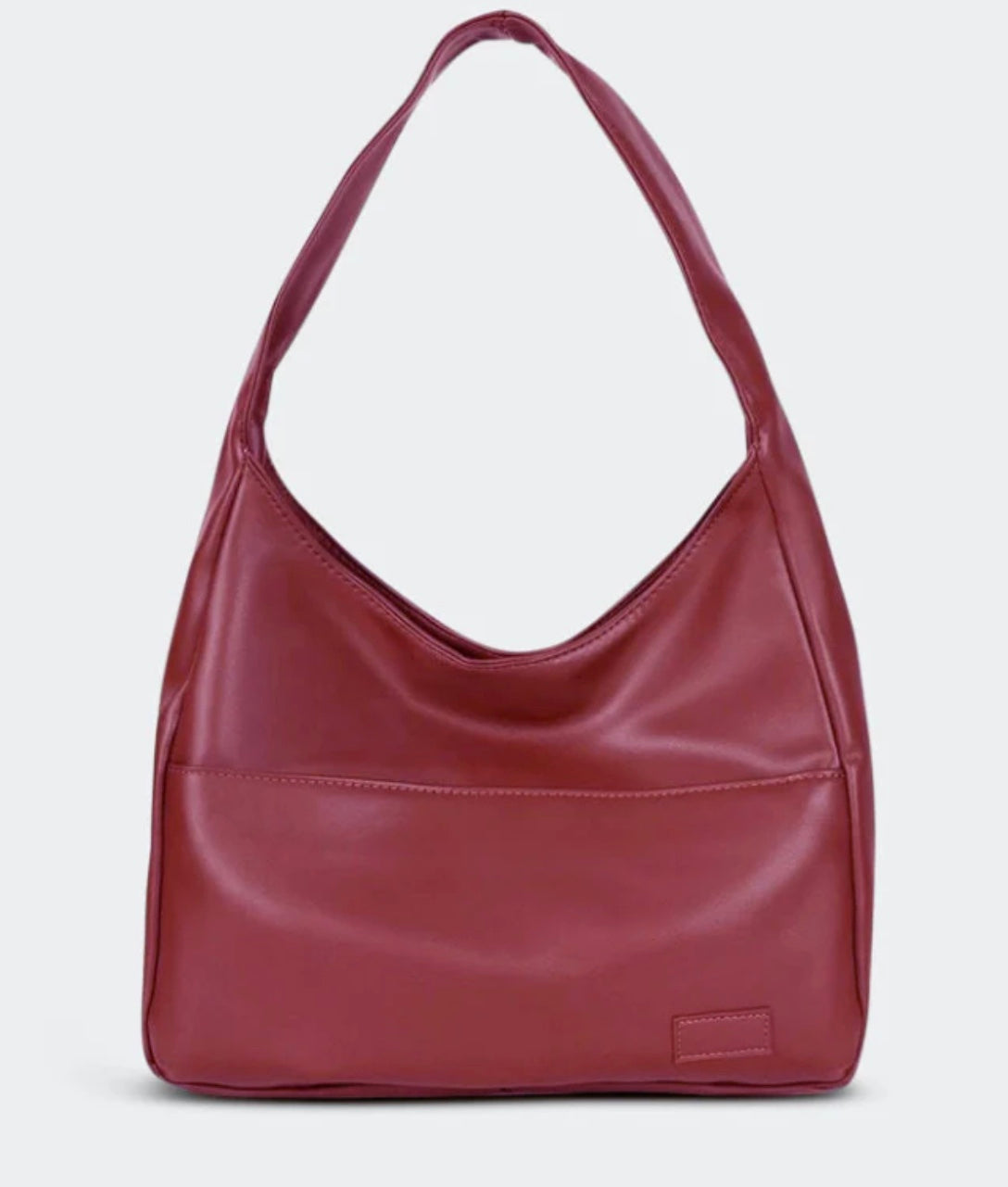 "Elegante schoudertas vooraanzicht met strakke lijnen en zacht materiaal, perfect voor dagelijkse stijl en functie."