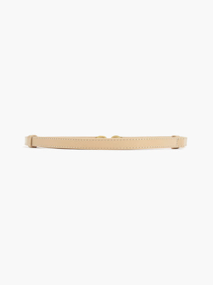 "Elegante smalle damesriem van leer met moderne gouden ringengesp, ideaal voor elke stijlvolle outfit"