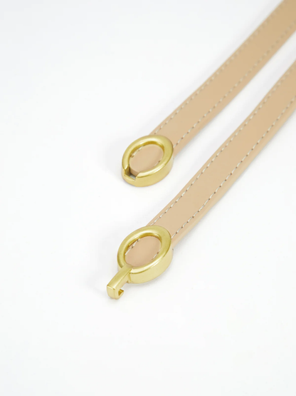 "Elegante smalle damesriem van leer met moderne gouden ringengesp, ideaal voor elke stijlvolle outfit"