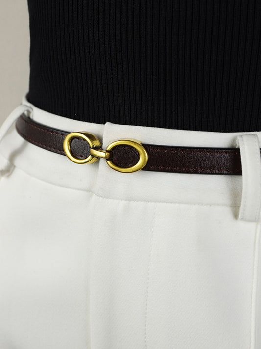 "Elegante smalle damesriem van leer met moderne gouden ringengesp, ideaal voor elke stijlvolle outfit"