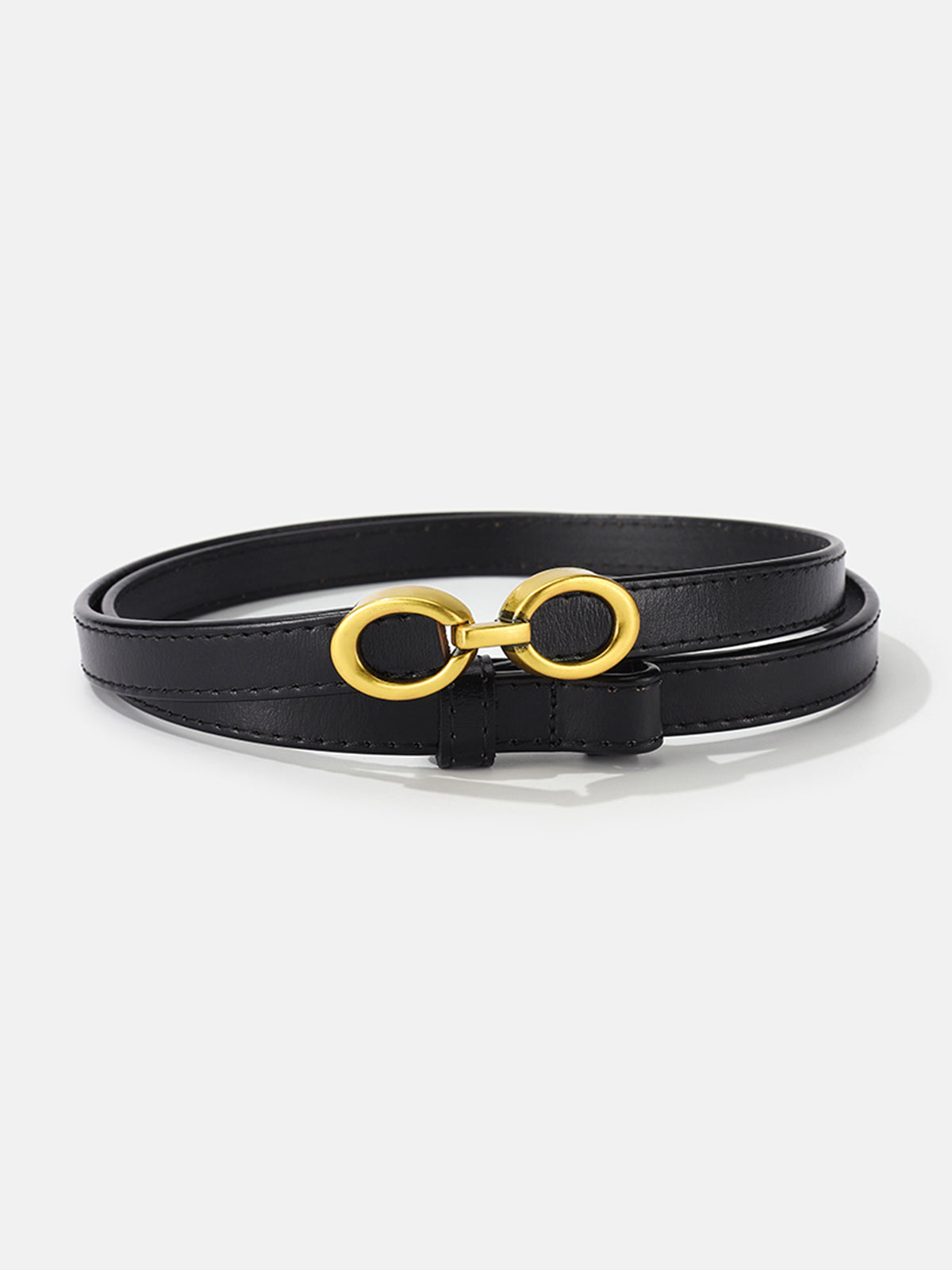 "Elegante smalle damesriem van leer met moderne gouden ringengesp, ideaal voor elke stijlvolle outfit"