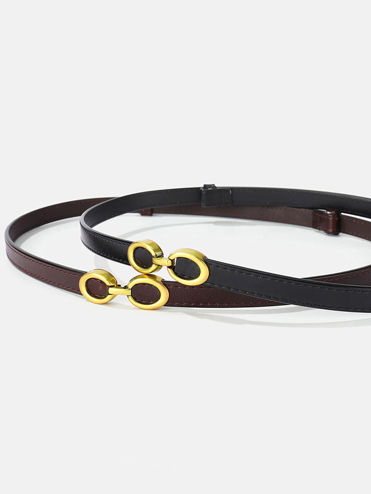 "Elegante smalle damesriem van leer met moderne gouden ringengesp, ideaal voor elke stijlvolle outfit"