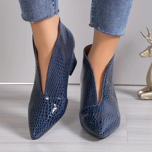 "Elegante stiletto enkellaarzen dames met V-hals design, slanke hak, krokodillenpatroon en glanzend lakleer."