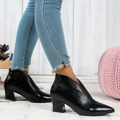 "Elegante stiletto enkellaarzen dames met V-hals design, slanke hak, krokodillenpatroon en glanzend lakleer."