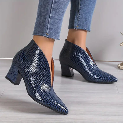 "Elegante stiletto enkellaarzen dames met V-hals design, slanke hak, krokodillenpatroon en glanzend lakleer."