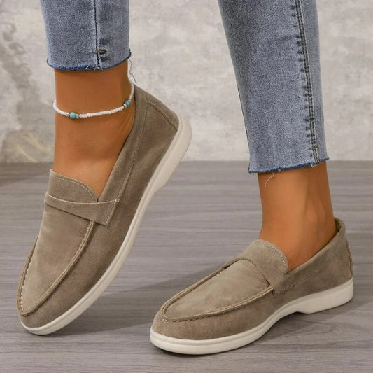 Elegante suède dames loafers met tijdloos design, comfortabele pasvorm en veelzijdige stijl in diverse kleuren.