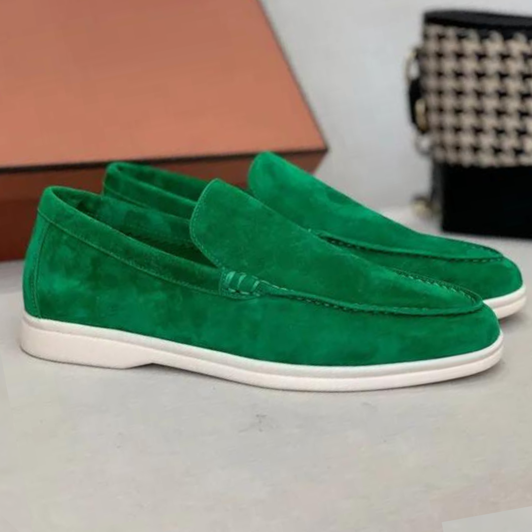 "Elegante suède loafers voor heren; luxe uitstraling, slip-on ontwerp, perfecte pasvorm voor casual en zakelijke stijlen."