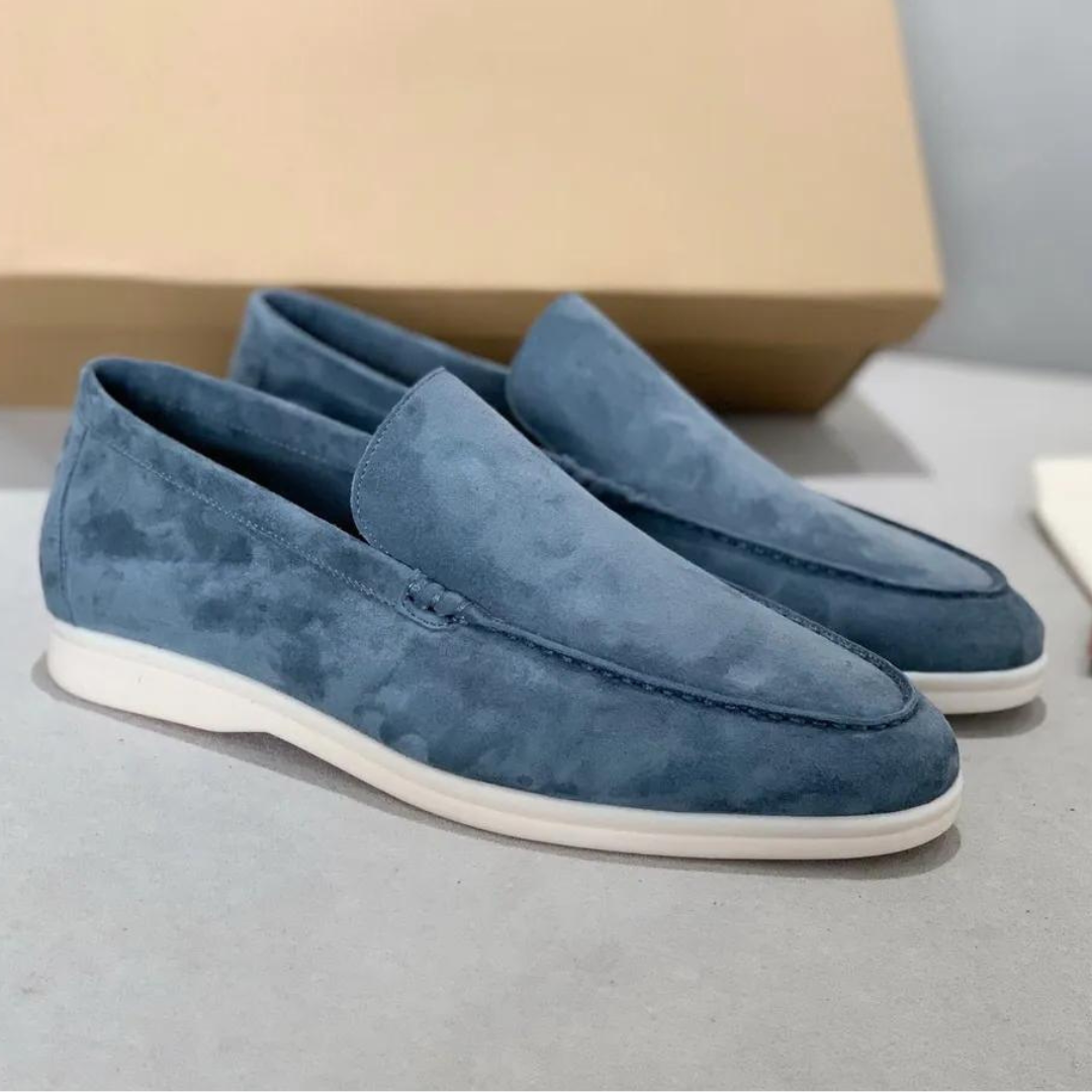 "Elegante suède loafers voor heren; luxe uitstraling, slip-on ontwerp, perfecte pasvorm voor casual en zakelijke stijlen."