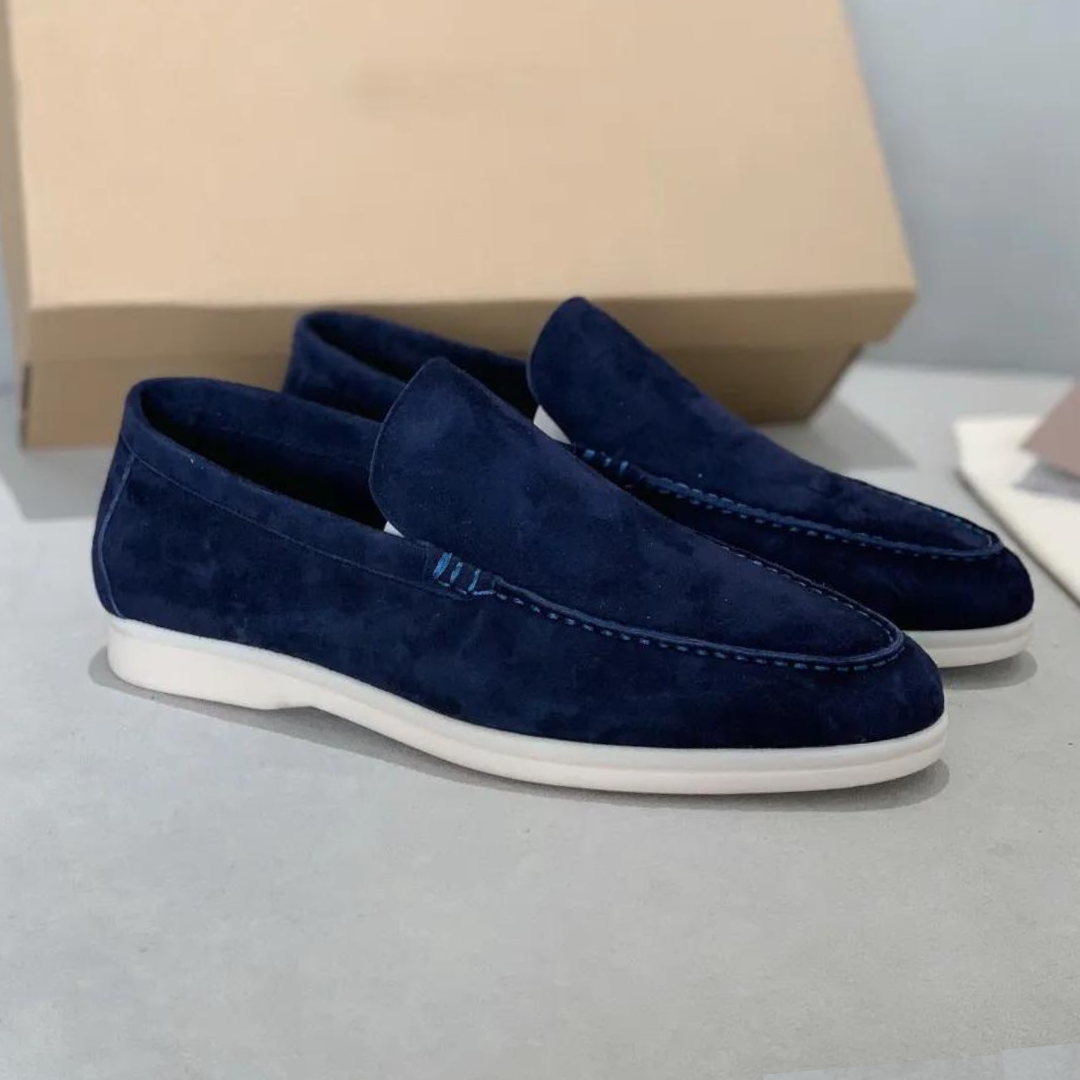 "Elegante suède loafers voor heren; luxe uitstraling, slip-on ontwerp, perfecte pasvorm voor casual en zakelijke stijlen."