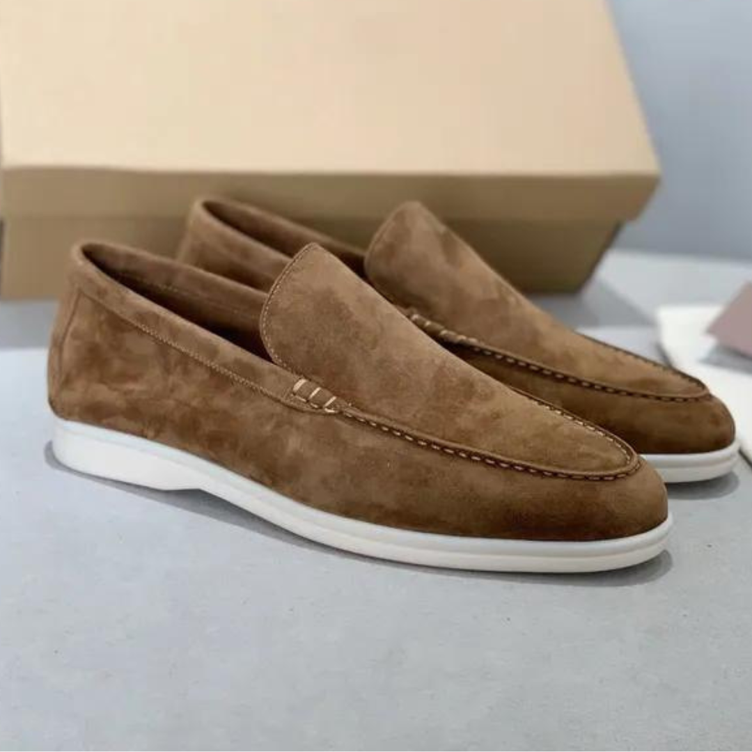 "Elegante suède loafers voor heren; luxe uitstraling, slip-on ontwerp, perfecte pasvorm voor casual en zakelijke stijlen."
