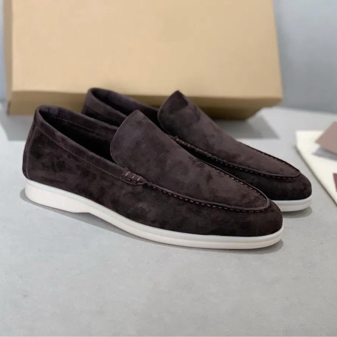 "Elegante suède loafers voor heren; luxe uitstraling, slip-on ontwerp, perfecte pasvorm voor casual en zakelijke stijlen."