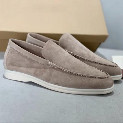"Elegante suède loafers voor heren; luxe uitstraling, slip-on ontwerp, perfecte pasvorm voor casual en zakelijke stijlen."