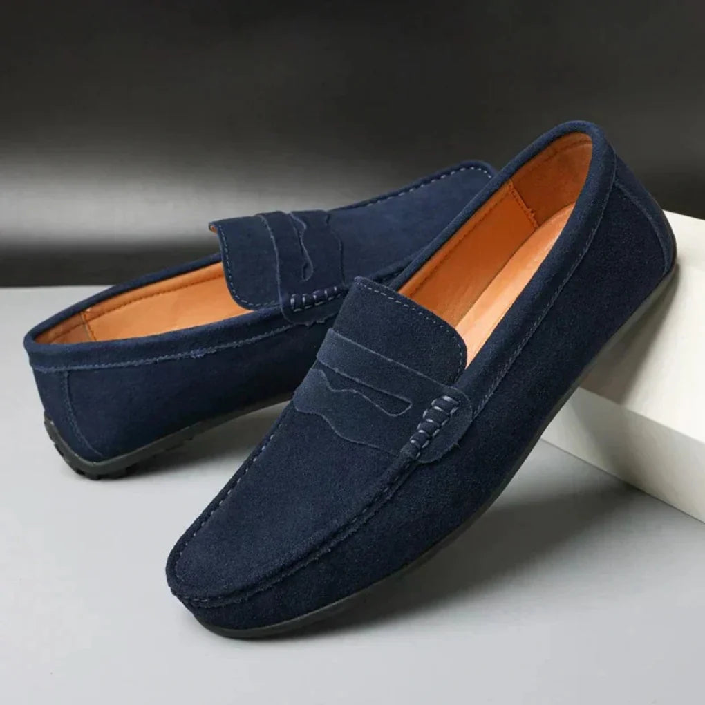 Marineblauwe dames slip-on loafers voor optimaal comfort. Stijlvolle instappers, perfect voor elke gelegenheid.