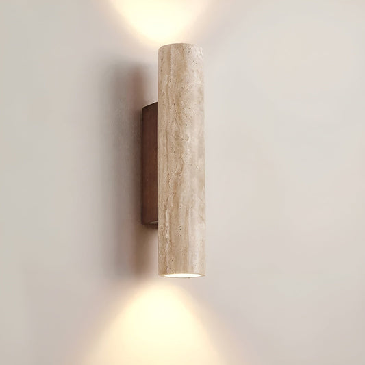 "Elegante travertin wandlamp met warme LED-verlichting, ideaal voor sfeervolle ruimtes. Maatopties: 28 cm en 32 cm."