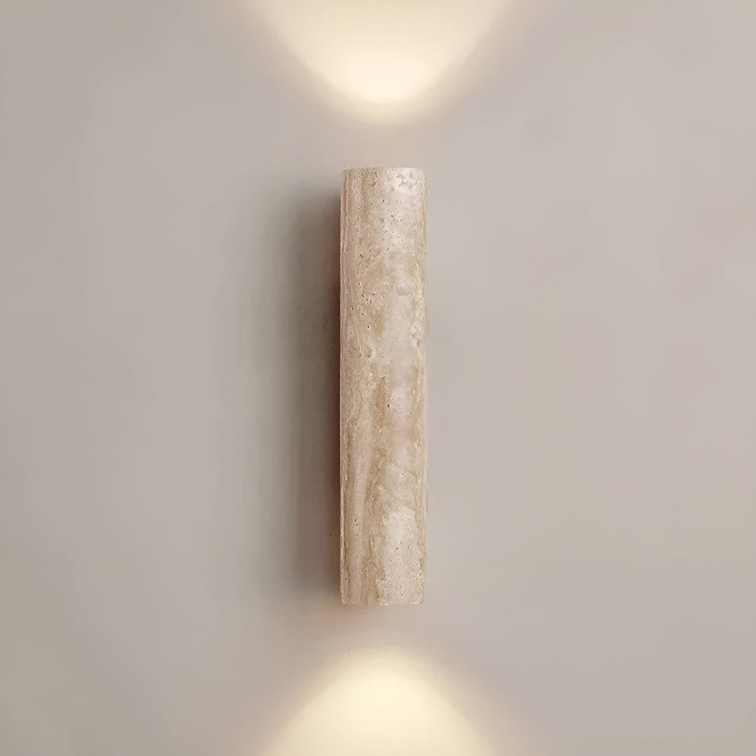 Gedetailleerde foto van travertin wandlamp. Unieke natuursteen textuur, perfect voor moderne interieurs.