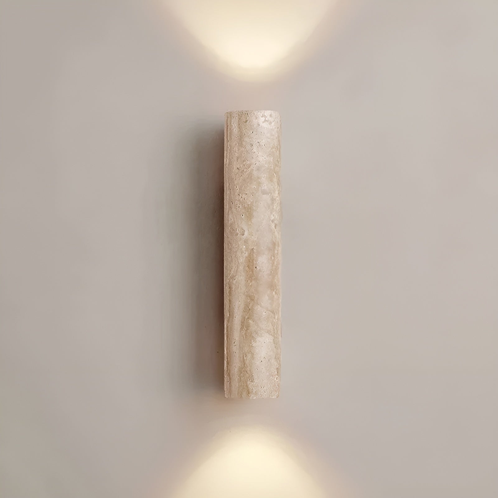 "Elegante travertin wandlamp met warme LED-verlichting, ideaal voor sfeervolle ruimtes. Maatopties: 28 cm en 32 cm."