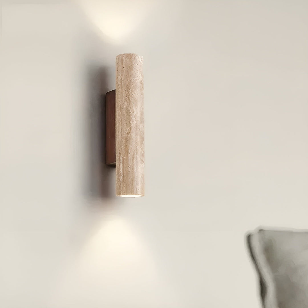 Travertin design wandlamp in een woonkamer. Elegante sfeerverlichting die een moderne touch toevoegt.