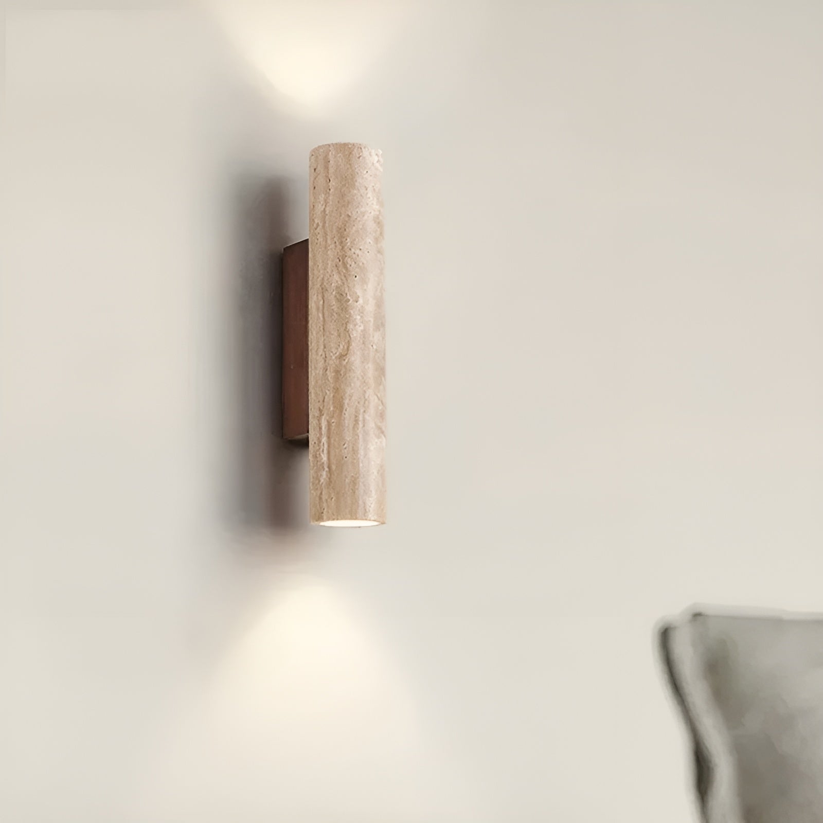 "Elegante travertin wandlamp met warme LED-verlichting, ideaal voor sfeervolle ruimtes. Maatopties: 28 cm en 32 cm."