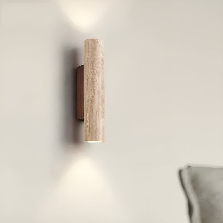Travertin design wandlamp in een woonkamer. Elegante sfeerverlichting die een moderne touch toevoegt.