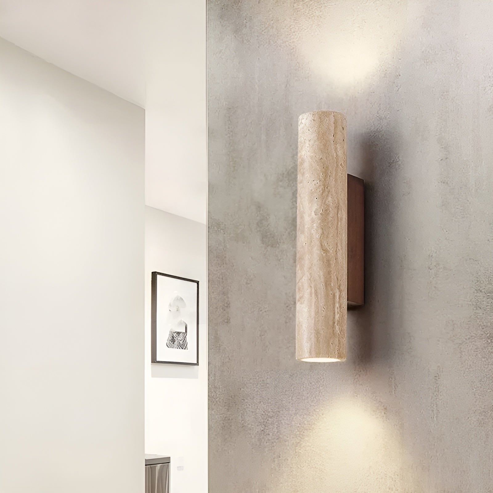 "Elegante travertin wandlamp met warme LED-verlichting, ideaal voor sfeervolle ruimtes. Maatopties: 28 cm en 32 cm."