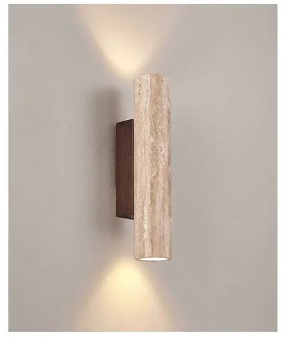 "Elegante travertin wandlamp met warme LED-verlichting, ideaal voor sfeervolle ruimtes. Maatopties: 28 cm en 32 cm."