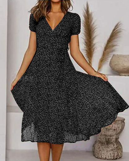 Elegante V-hals jurk met korte mouwen, luchtige chiffon stof, subtiele print, perfect voor formele en casual gelegenheden.