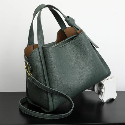 Elegante vegan schoudertas voor dames, gemaakt van duurzaam vegan leer, verkrijgbaar in bruin, groen en zwart.