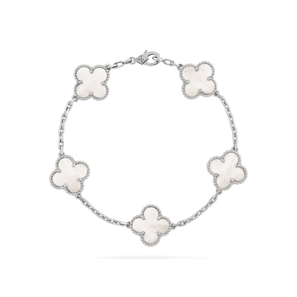Elegante, verstelbare armband van hoogwaardig metaal met glanzende afwerking; tijdloos ontwerp geschikt voor elke gelegenheid