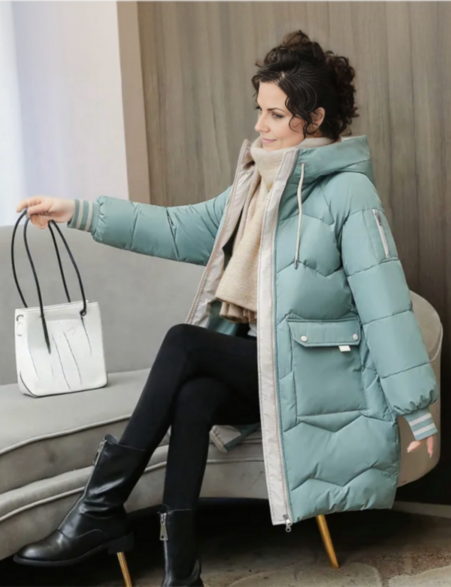 "Elegante warme winterparka voor vrouwen, getailleerd met thermische isolatie en zachte capuchon in lichtgroen."